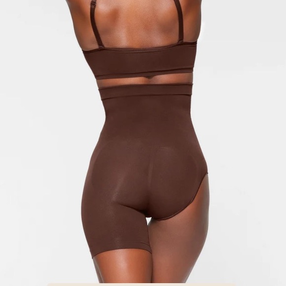 Skims seamless sculpt SOLUTION SHORT RIGHT LEG EXPOSED - Picture 4 of 7